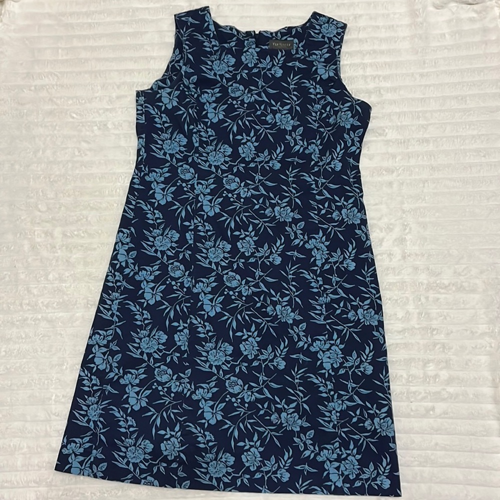 Van Heusen dress blue flowered pattern. 🩷